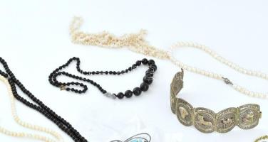 Vegyes bizsu nyaklánc, karkötő, korall, kagylós, üveg stb