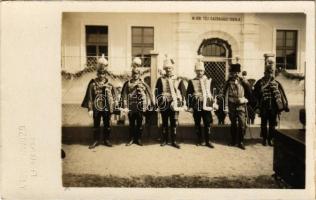 Szombathely, M. kir. téli gazdasági iskola, díszmagyarba öltözött urak az iskola előtt. Haber photo