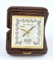 Utazó barométer, német, 1950 körül, működik, kopott bőrrel borított dobozban, 7x8cm