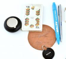 Vegyes MALÉV apróságok. (kártya, toll, centiméter, kulcstartó, utazó hamuzó, gombok)