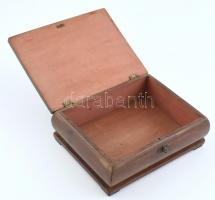 Régi fadoboz kuccsal, zár működik, kopott, apró sérülések, 25x19x9,5cm