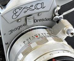 Régi Exa Jhagee Dresden márkájú fényképezőgép, Carl Zeiss Jena 2,8/50 ogjektívvel, kopott bőr tokban