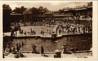 Budapest XIV. Városliget, Széchenyi gyógyforrás strandfürdője, fürdőzők