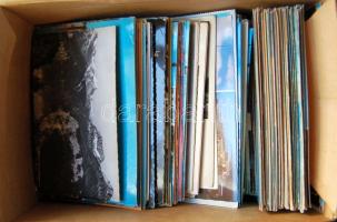 305 db képeslap és 5 db képeslapfüzet (városképes, néhány egyéb és fénykép)