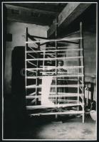 cca 1940-1950 Leány fonalvetés közben, a szoba közepén a vetővel, néprajzi fotó, jelzés nélkül, hullámos, 17x11,5 cm