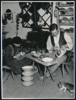 cca 1940-1950 Fazekasok munka közben, néprajzi fotó, jelzés nélkül, hullámos, 12x8 cm