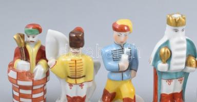 Herendi 32db sakkfigura, kézzel festett porcelán, szép hibátlan állapotban, m:5,5-8cm
A sakk hosszú...