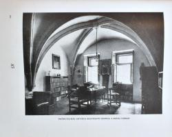 Voit Pál: Régi magyar otthonok. Bp., 1943, Kir. M. Egyetemi Nyomda. Gazdag fekete-fehér képanyaggal ...