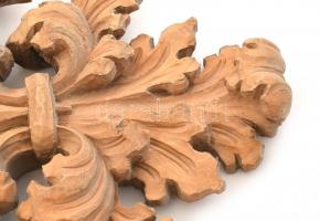 Szűz Máriát ábrázoló házi oltár, faragott fa, 59×22 cm