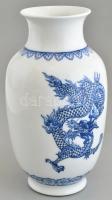 Vietnámi sárkány mintás váza. Máz alatti kék festéssel, jelzett, kis kopásnyomokkal, m: 23,5 cm