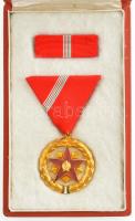 1954. Szocialista Munkáért Érdemérem zománcozott fém kitüntetés mellszalagon, szalagsávval, dombornyomott dísztokban T:1-  NMK 603.