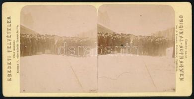 cca 1890 Laibach vasútállomás, csoportkép, sztereófotó Brand J. Kossak temesvári műterméből, felületi sérüléssel, 9×17,5 cm