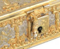 Díszes puttós díszdoboz, kopásnyomokkal, 11x6x4,5cm