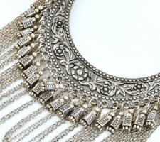 Keleti fém nyakék, apró kopással, h:cca 40 cm