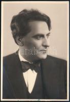 1930-1954 Ádám Jenő (1896-1982) hagyatéka: egy aláírt fotója (12x8 cm.),