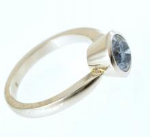 Arany (Au/14) Moissanite ékítéses (0,94ct) gyűrű, fehérarany, jelzett, 53-as méret, bruttó:4,4g (GLO...
