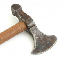 Fokos, fém markolat és fa nyél, kopott, h:92cm