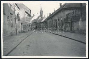 cca 1940 Pozsony, Káptalan utca, feliratozott fotó, 6×9 cm