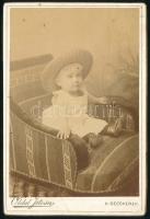 cca 1900 Kislány szalmakalapban, keményhátú fotó Oldal István nagybecskereki műterméből, apró foltokkal, 16×11 cm