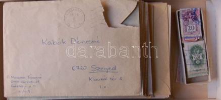 Okmánybélyeg előrendező, néhány száz okmánybélyeg borítékokban, bonbonos dobozban