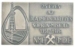 1976. "25 éves az Olajmérnökképzés Sopron-Miskolc 1951-1976 NME-OMBKE" ezüstpatinázott plakett, eredeti dísztokban (43x80mm) T:1-