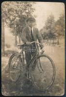 cca 1910 Fiú biciklivel, fotólap, felületén törésnyomok, 12×8 cm