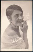 cca 1930 Cigarettázó hölgy rövid hajjal és monoklival, fotólap Hölzel műterméből, 13,5×8 cm