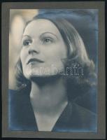 cca 1920-1930 Fiatal hölgy portréja, kartonra ragasztott fotó, 23×18 cm