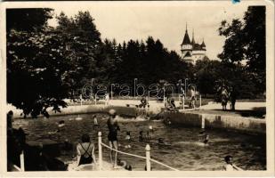 1950 Bajmóc, Bojnice; Kúpele, Bojnicky hrad / strand, fürdőzők, háttérben Bajmóc vára (Gróf Pálffy kastély) / swimming pool, bathers, castle (EK)