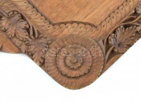 Faragott fa tálca, szélein levelekkel díszített ornamentikával, XX. sz. második fele, apró kopásnyom...