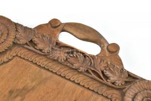 Faragott fa tálca, szélein levelekkel díszített ornamentikával, XX. sz. második fele, apró kopásnyom...