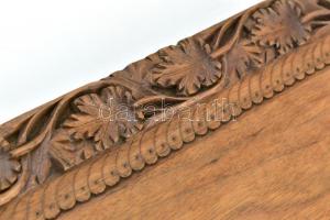 Faragott fa tálca, szélein levelekkel díszített ornamentikával, XX. sz. második fele, apró kopásnyom...