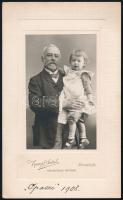 1908 Nagypapa unokájával, kartonra kasírozott fotó Kumpf Antal magyaróvári műterméből, 10,5×6,5 cm
