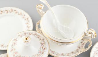 Antik kézzel festett porcelán, szószos tál aljjal, fedelén repedés, 4 db tányér. Jelzés nélkül, kopá...