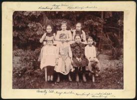 cca 1890 Albertkázmérpuszta, gyerekek csoportképe (nevesítve), keményhátú fotó, 10,5×14,5 cm