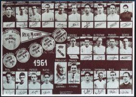 1961 Real Madrid tablófotó: Puskás Ferenc, Alfredo Di Stefano, Gento, Santiago Bernabeu elnök, stb. Későbbi előhívás, hátoldalára újságcikk ragasztva, 10x14 cm