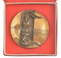 ~1970-1980. "Kiváló KISZ munkáért" egyoldalas bronz plakett, eredeti dísztokban (89mm) T:1...