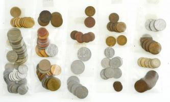 Vegyes kis doboznyi (~132db) érme tétel ország és névérték szerint válogatva T:vegyes Small box of mixed coins sorted by country and denomination (~132pcs) C:mixed