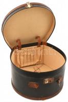 Antik, bőr kalapdoboz, selyem béléssel, Lezárható, Fogója hiányzik. 35 cm