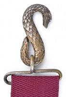 XX. sz. eleje: Szabadkőműves kötény, kézelő és két fém csat. Selyem, bőr Jelzett fém csatokkal (Spen...