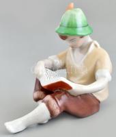 Drasche (Kispest) olvasó fiú porcelán figura, kézzel festett, jelzett, kis kopásnyomokkal, m: 9,5 cm