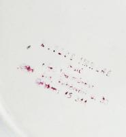 Virágmintás fali tányér, kézzel festett, jelzett, kopásnyomokkal, d: 22 cm