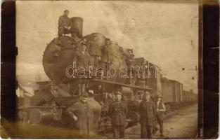 Petrozsény, Petrosani (?); MÁV Magyar Államvasutak gőzmozdonya vasutasokkal / Locomotive of the Hungarian State Railways with railwaymen. photo (gyűrődések / creases)