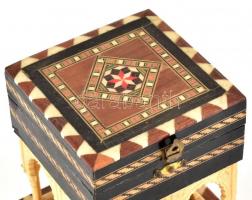 Keleti figurális intarziás ékszerdoboz,
11x11x11cm