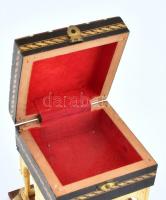 Keleti figurális intarziás ékszerdoboz,
11x11x11cm