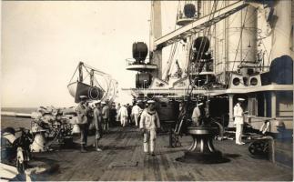 Osztrák-Magyar Haditengerészet csatahajójának fedélzete matrózokkal / WWI Austro-Hungarian Navy, K.u.K. Kriegsmarine, deck with mariners. Phot. Alois Beer. Verlag Schrinner, Pola 1914. (ragasztónyom / glue marks)