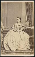 cca 1860 Ülő nő portréja (Edit Wickham), keményhátú fotó Perkins, Bath-i műterméből, 9,5×6 cm