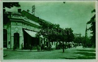 1938 Losonc, Lucenec; Kaviaren Szüsz / utca, Szüsz Kávéház, automobilok. Marcel Filó kiadása / street, café, automobiles (EK)