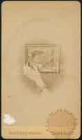 cca 1870 Ikont tartó női kéz, keményhátú fotó Schrank és Massak bécsi műterméből, foltos, 10,54×6 cm