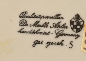 Porcelán korsó, ón fedéllel. tűzoltó jelenettel. Matricás, jelzett, hibátlan 16 cm